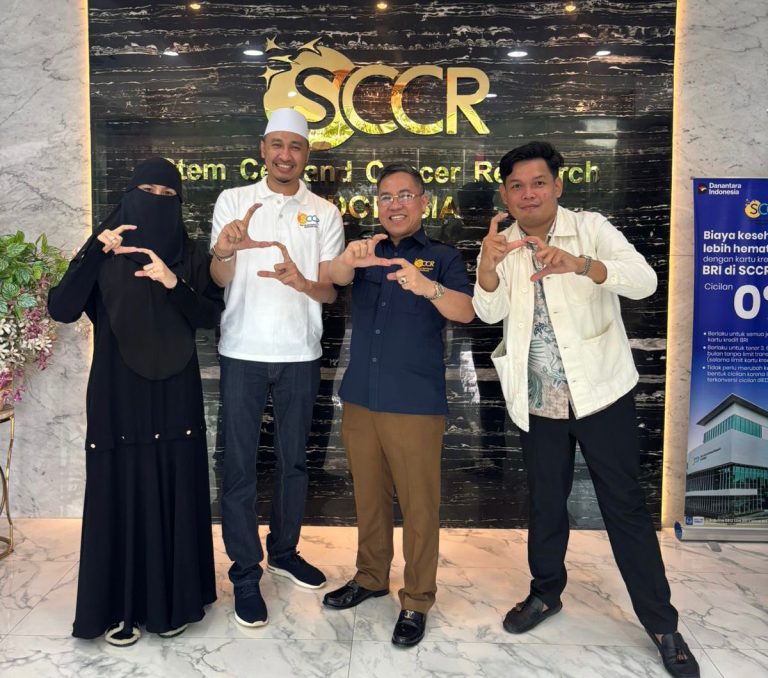 Artis Kartika Putri bersama suami, Habib Usman bin Yahya saat Mendatangi SCCR Indonesia dan didampingi langsung oleh Prof. Dr. dr. Agung Putra M.Si.Med.